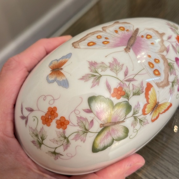 Vintage 1974 Avon Butterfly Fantasy Porcelain Treasure Egg - Trinket Box - Picture 14 of 16